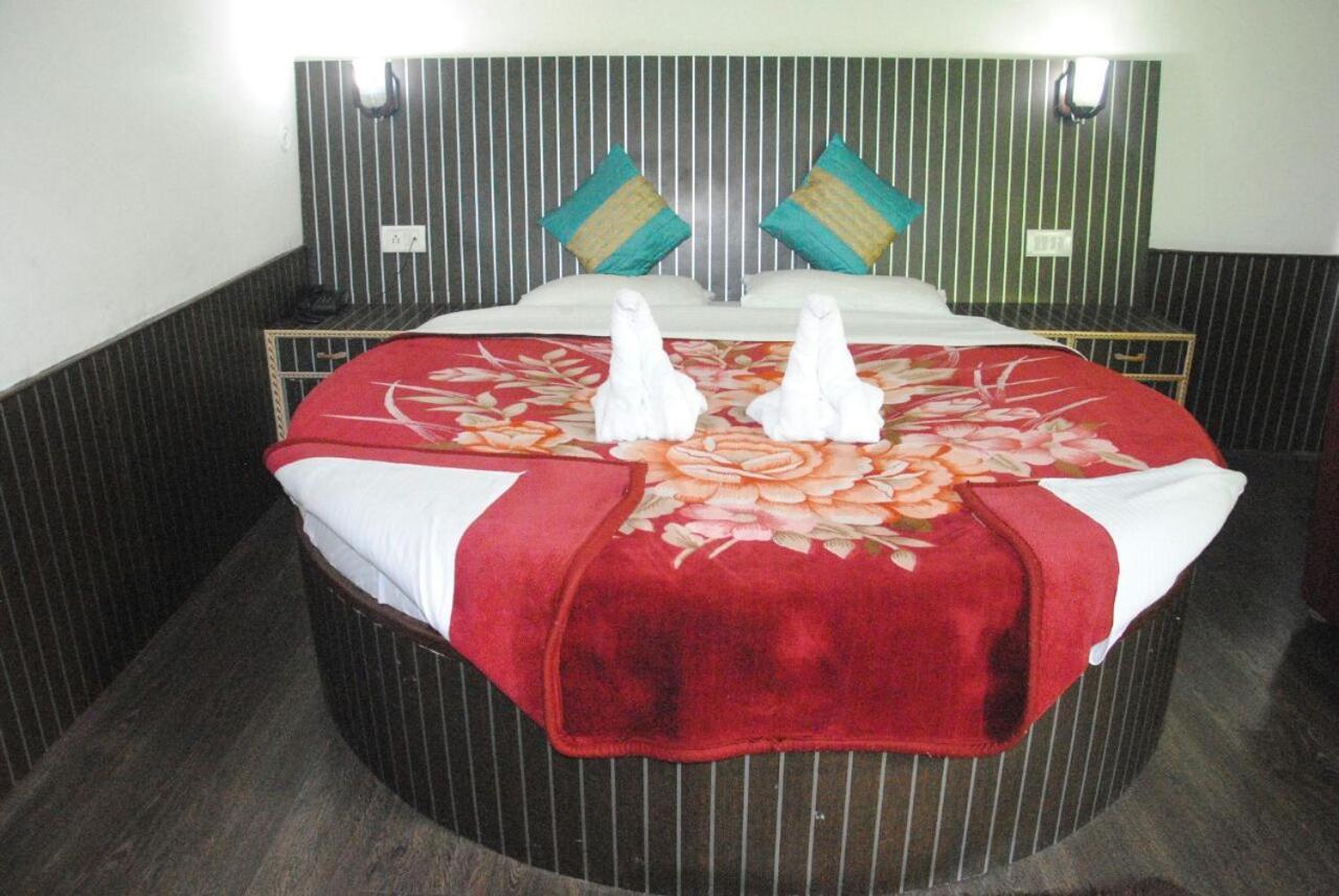Hotel Seagull Manāli Exteriör bild